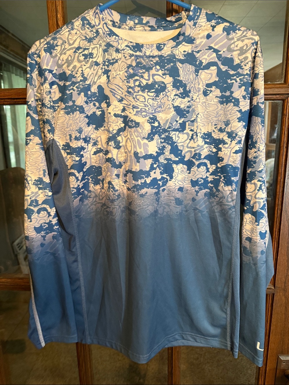 Huk Pursuit Fishing Shirt Mens Small Blue Camo Long Sleeve Performance Tee